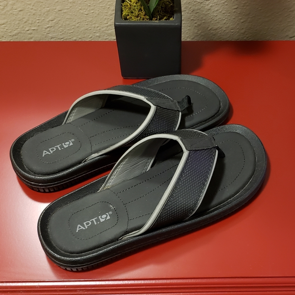 Mens Apt 9 flip flops - Picture 3 of 5